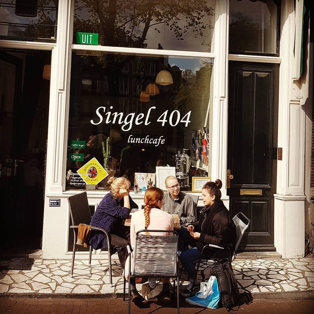 The exterior of Singel 404 lunch café with diners seated outside.