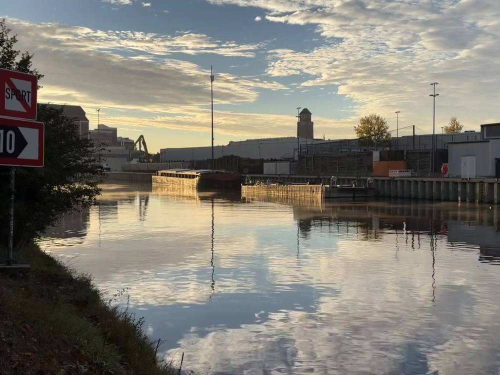 beim morgenspaziergang roch die ganze strecke nach kaffee-röstung und angenehm fermentierem laub. der himmel sah dramatisch aus und auf der kanal dampfte an den stellen auf den die sonne bereits schien.