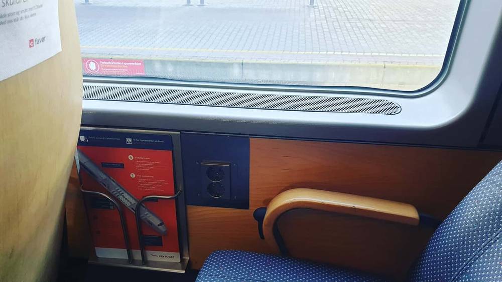 Love it: dual regular powerplugs for all train seats! 👌🇳🇴