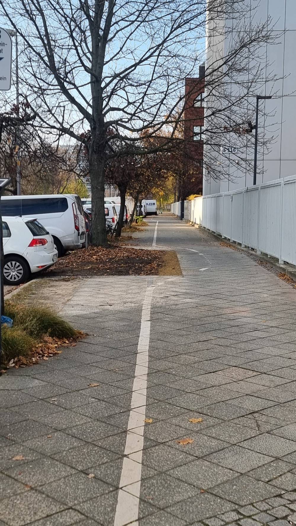 Berliner cycling paths be like...
