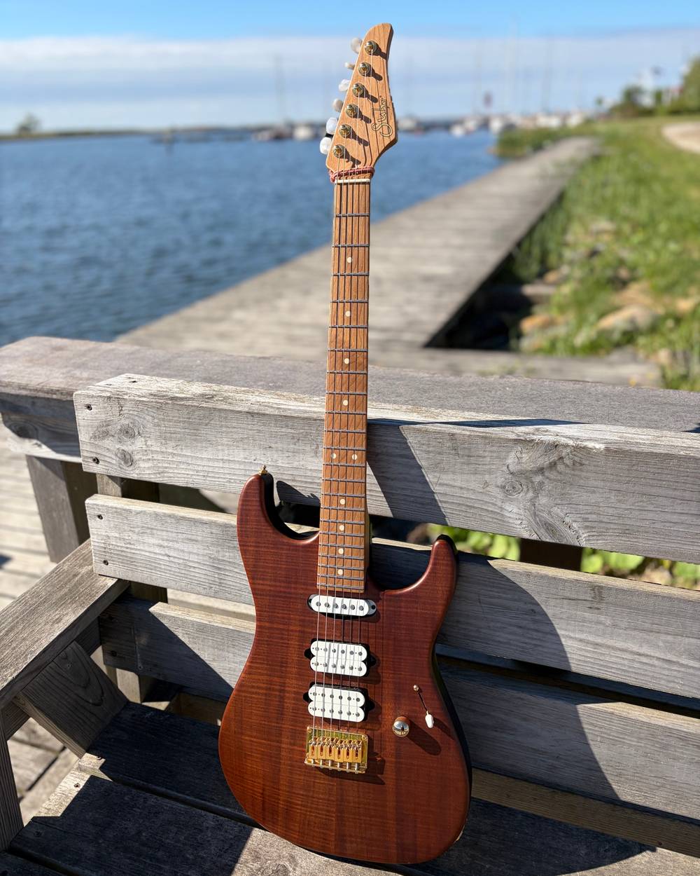 A guitar at the harbour