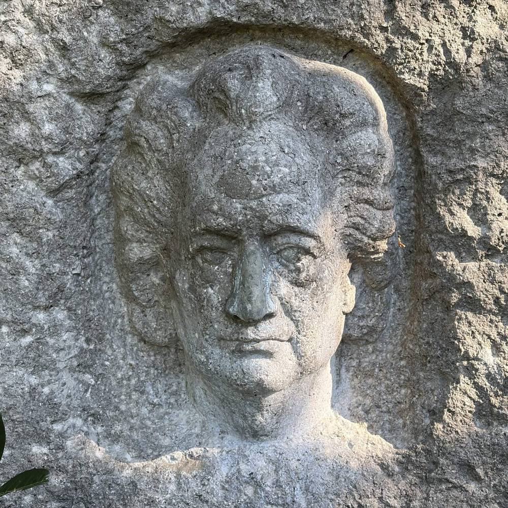 relief im goethepark, beinahe zu genderfluid, um zu sagen, ob wolfgang oder wolfgard goethe.