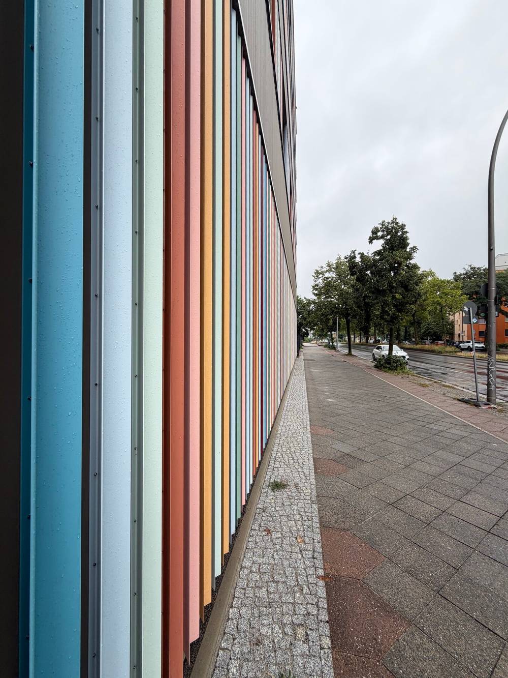 vertikale, farbige streifen der fassade der albert gutzmann schule