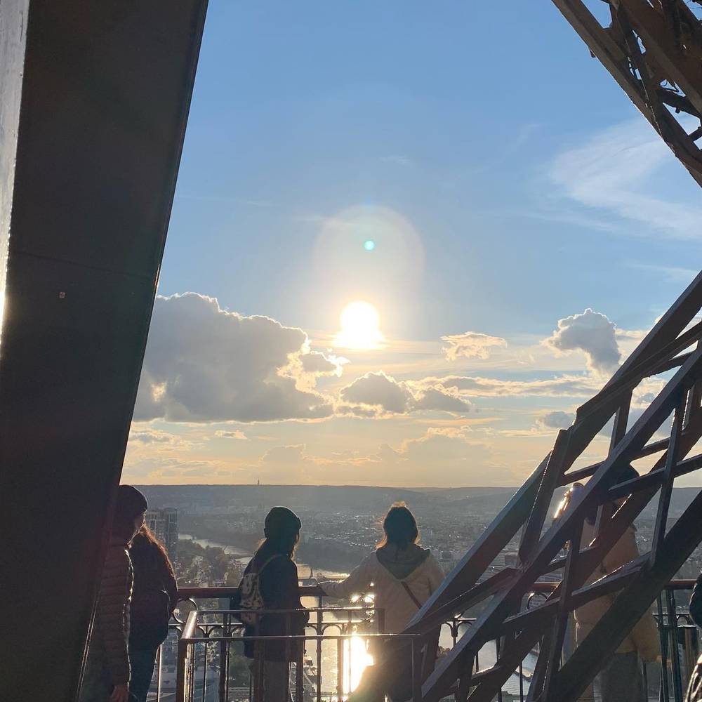 Soleil dans les nuages entouré de metal