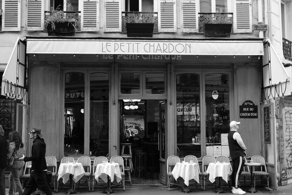 A restaurant’s terrasse, taken from a few meters away. Black and white. 