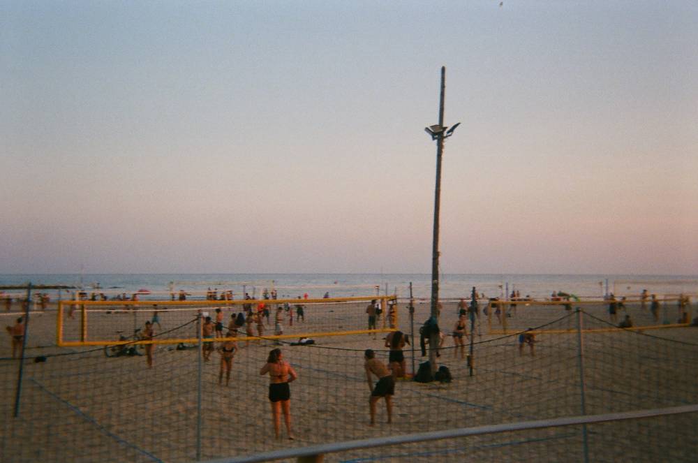 Foto de platja amb gent jugant a voleibol