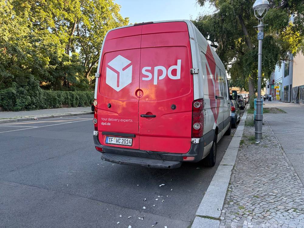 ein dpd lieferwagen mit einem gephotoshoppten logo das „spd“ statt „dpd“ sagt