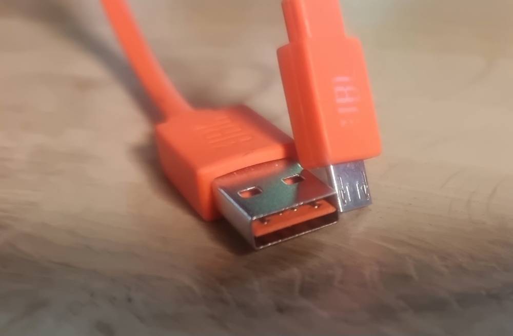 USB-A connector that can be plugged in both ways