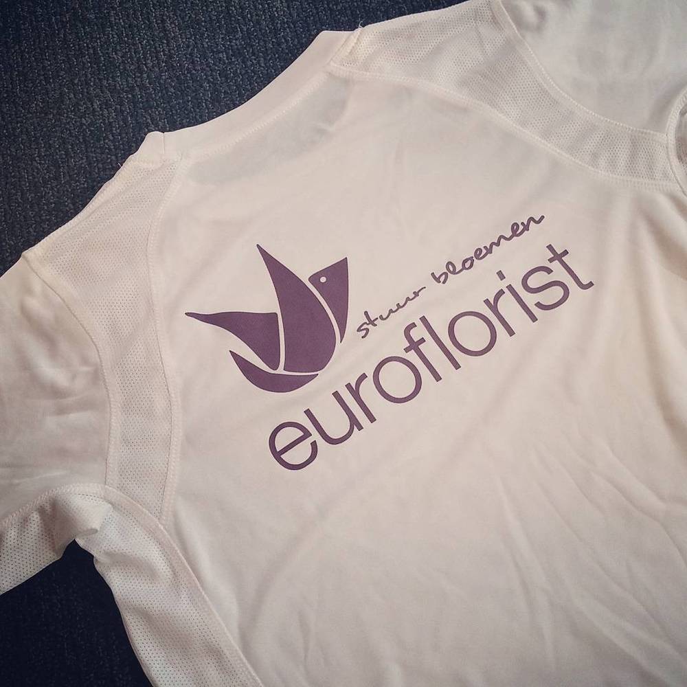 A white running shirt printed with the Euroflorist "stuur bloemen" logo.