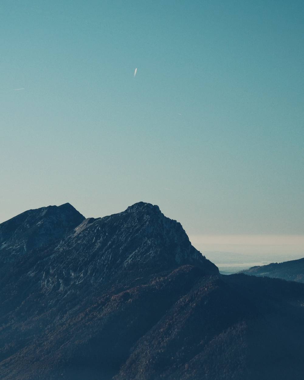 Horizon view with mountains in the foreground