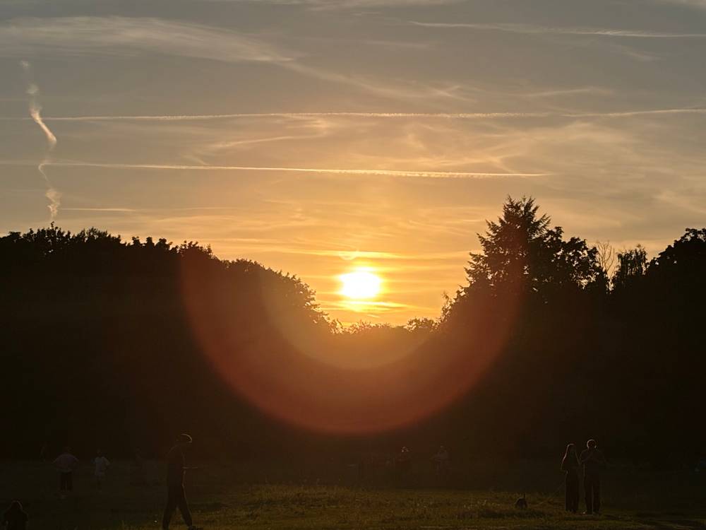 bild der sonne kurz vorm untergang. eigentlich bedeckt der mond die sonne zu einem grossen teil, aber das erfasst die kamera nicht. sieht trotzdem schön aus.
