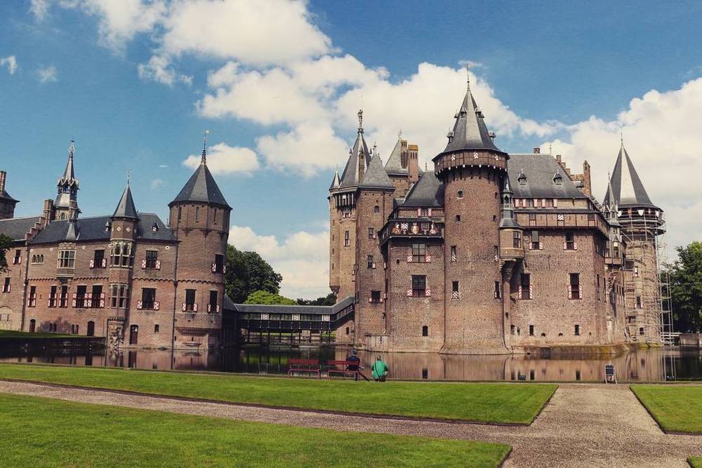 De Haar Castle, a turreted Dutch castle surrounded by a moat and lawns.