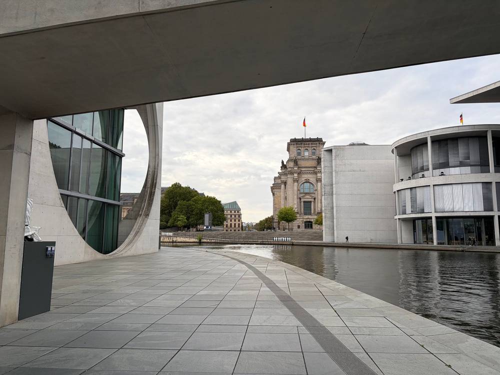 blick vom paul-löbe-haus auf den reichstag