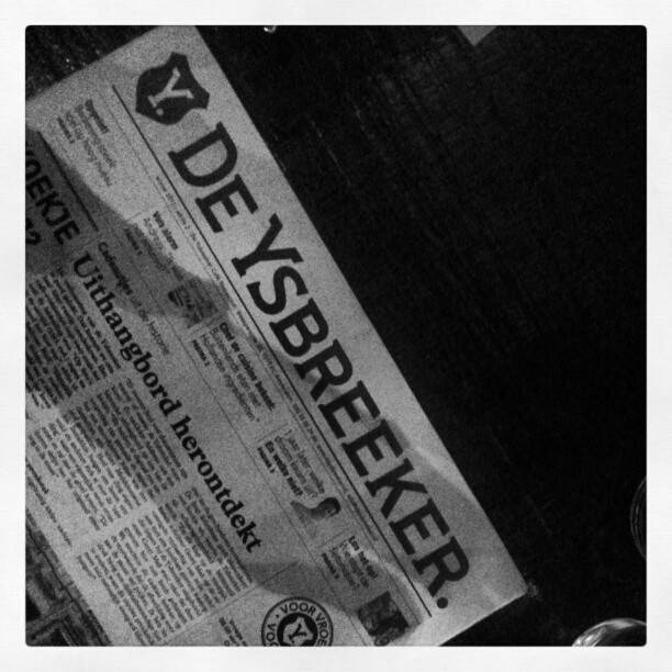A black-and-white newspaper-style page with the header 'De Ysbreeker' and the line 'Uithangbord herontdekt'.