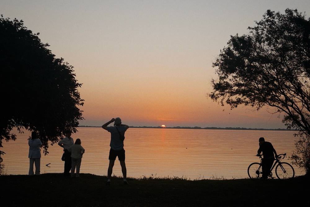 Pessoas esperando o sol se pôr