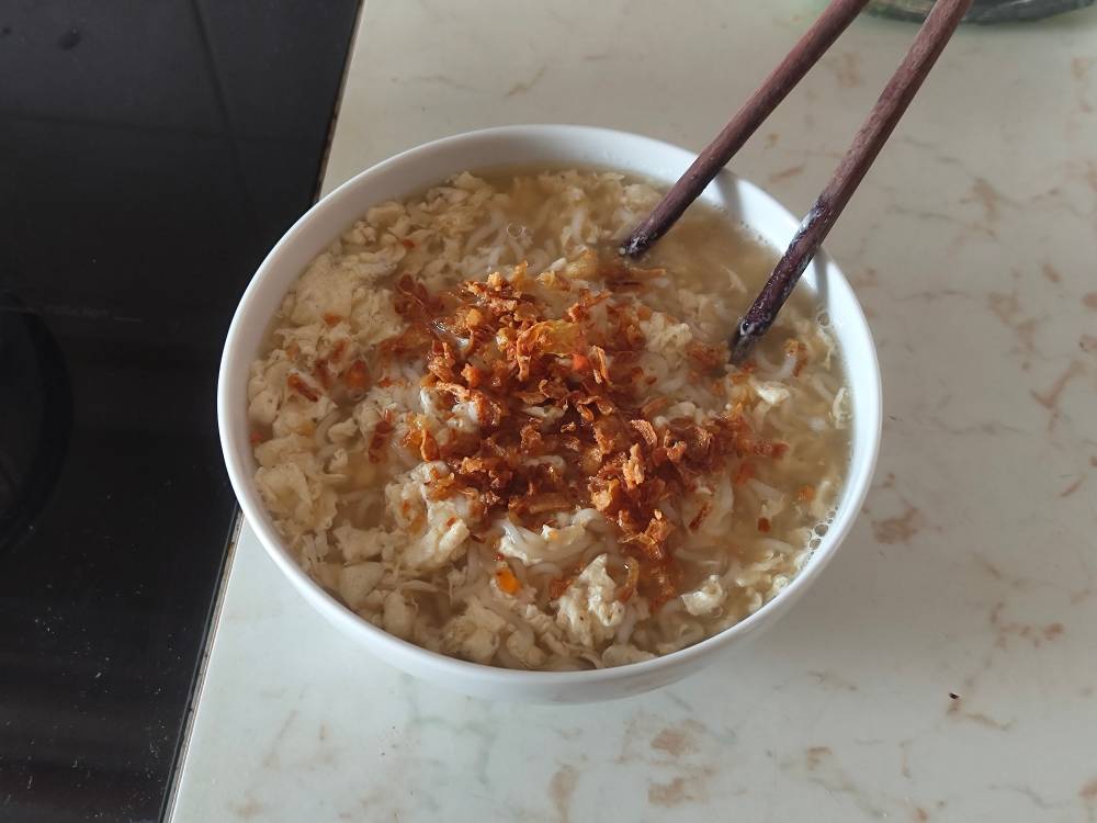 Egg noodle soup with roasted onions