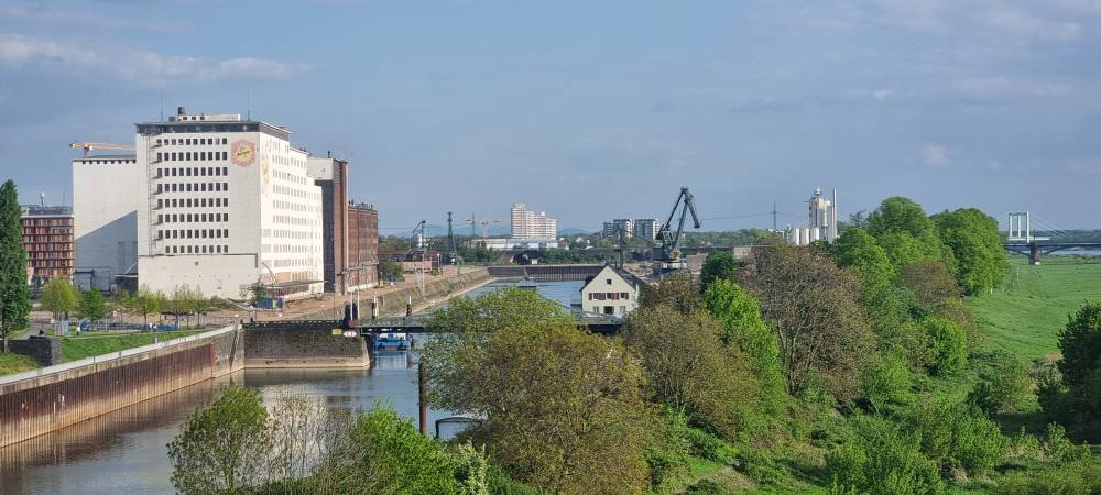 Deutz harbor with swingbridge, with the boat docks for the police and fire services.