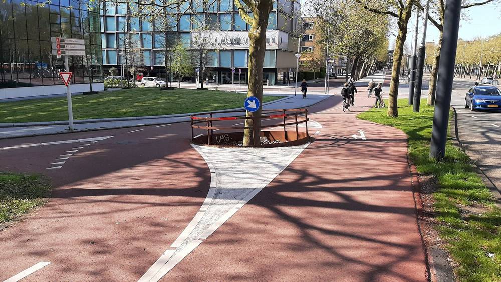 A red bike lane: don't walk or stand on it. Photo: MrAronymous, CC BY-SA 4.0, via Wikimedia Commons