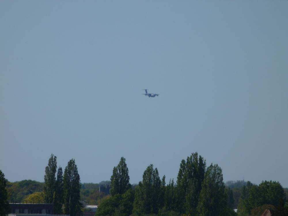 this... does not look like a commercial aircraft