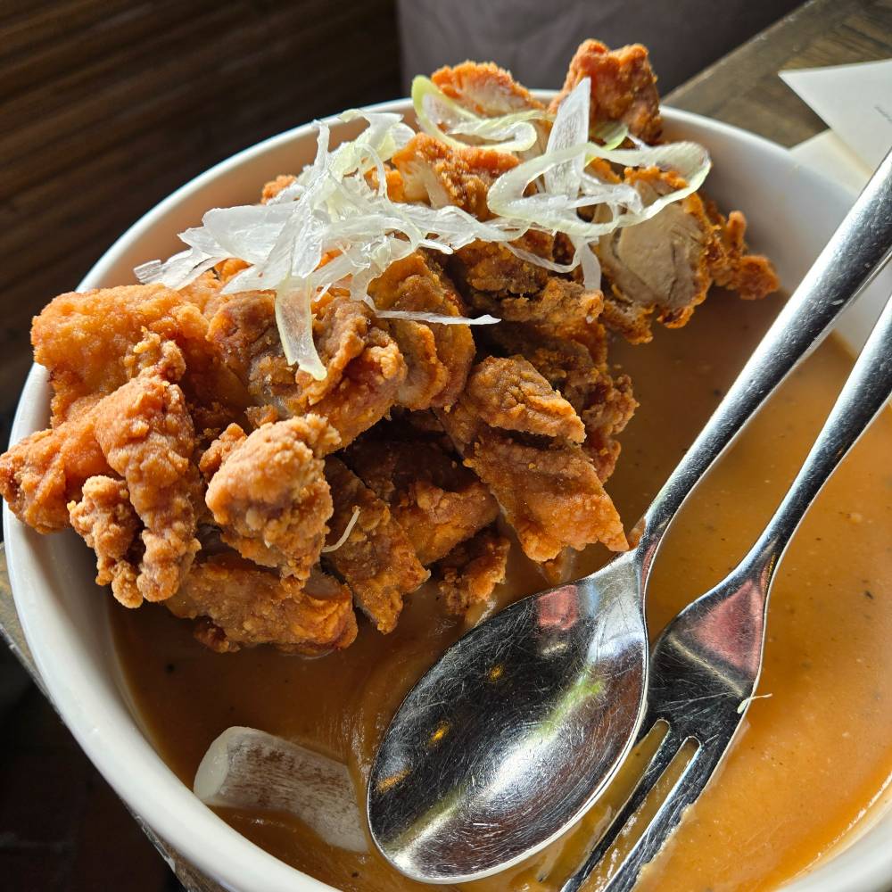 Fried chicken on gravy 