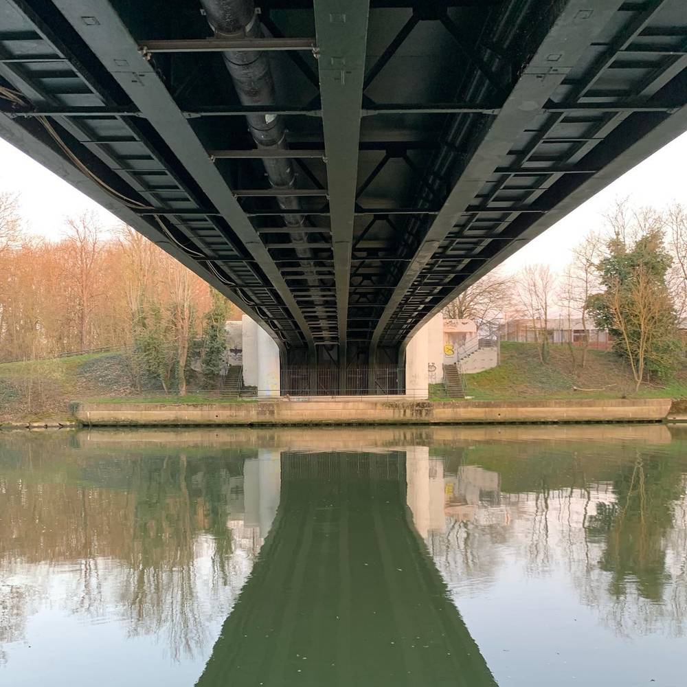 au dessus de l'eau en dessous de la route