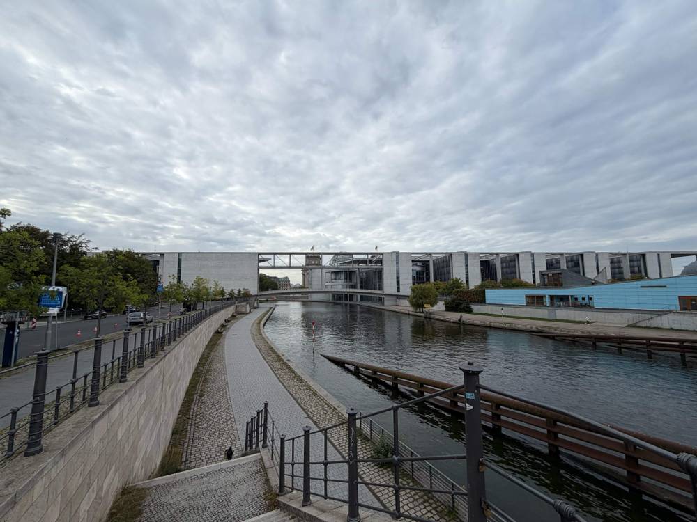 weitwinkelblick auf paul-löbe-haus und den reichstag von der kronprinzenbrücke aus. der himmel ist sehr dramatisch.