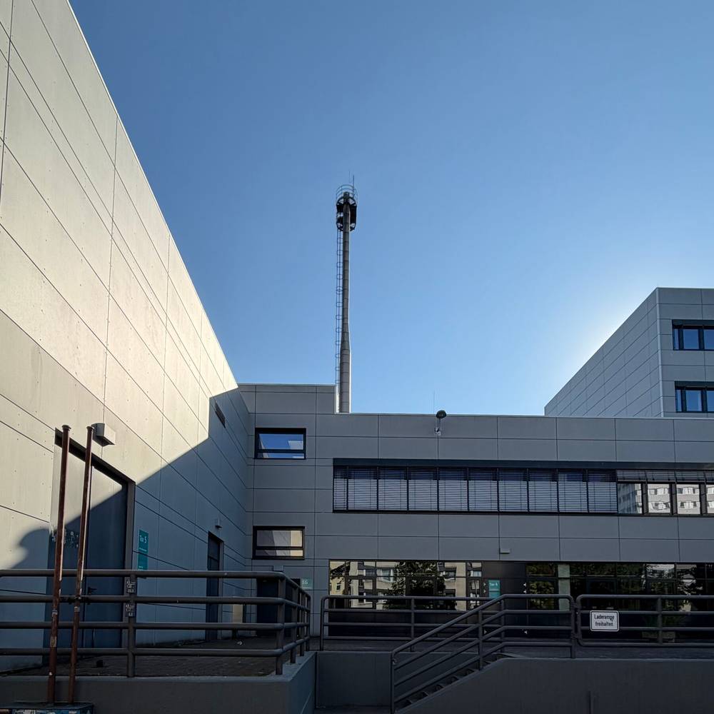 foto von einem hof der beuth hochschule im wedding