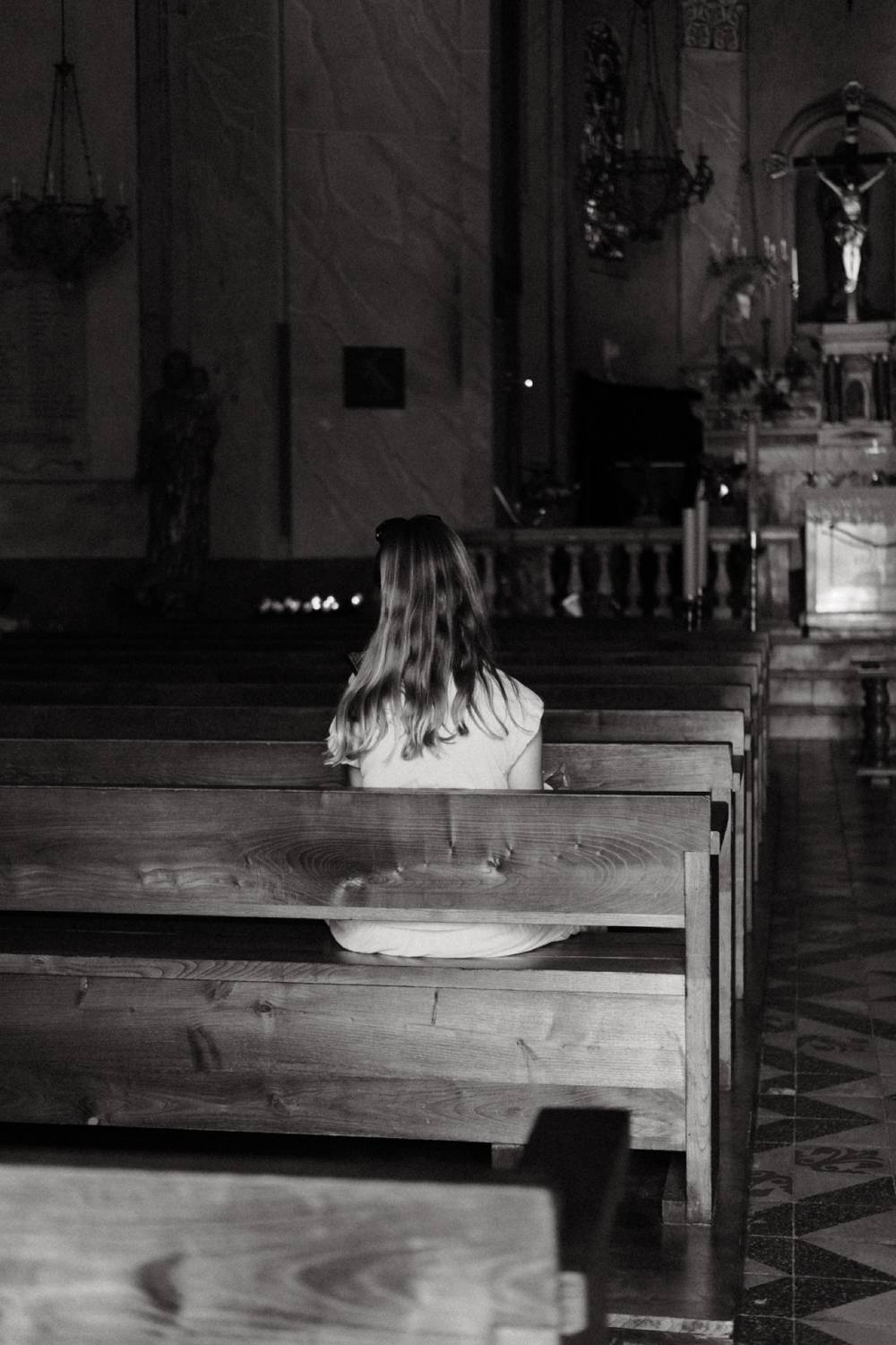 Jeune femme se reposant dans une église