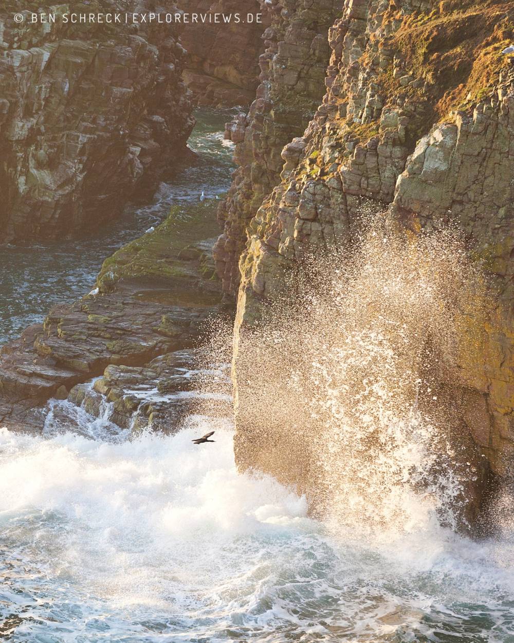 Wellen krachen gegen die Steilküste in der Bretagne
