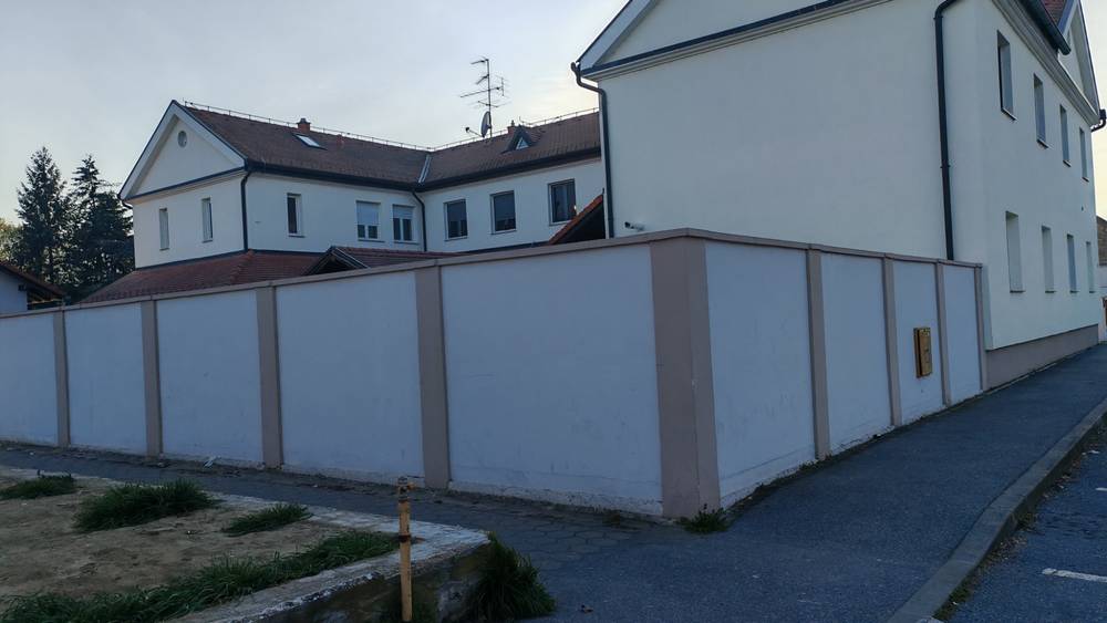 Saniran samostanski zid župe sv. Josipa Radnika u Belišću 2026.godine