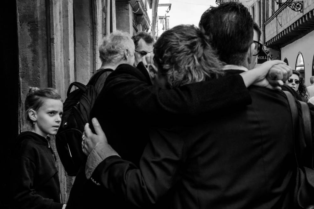 ◑ Hold close what matters. 