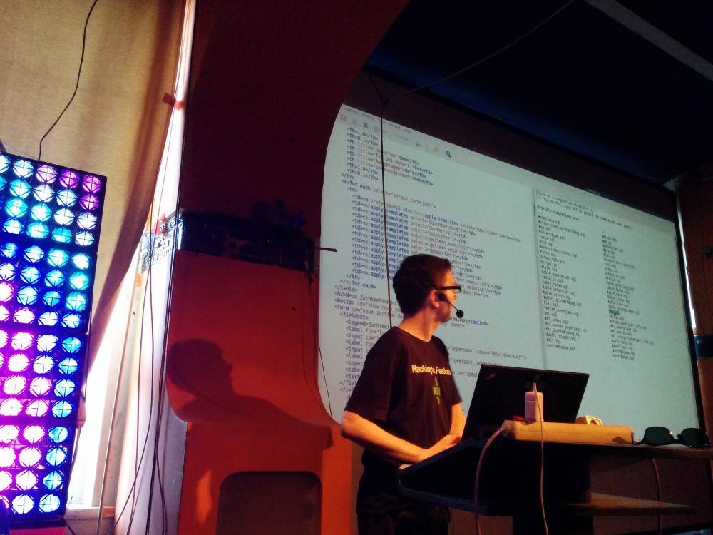 2015-06-30-berlin-hack-and-tell-36-diving-into-code, photo 1 of 3