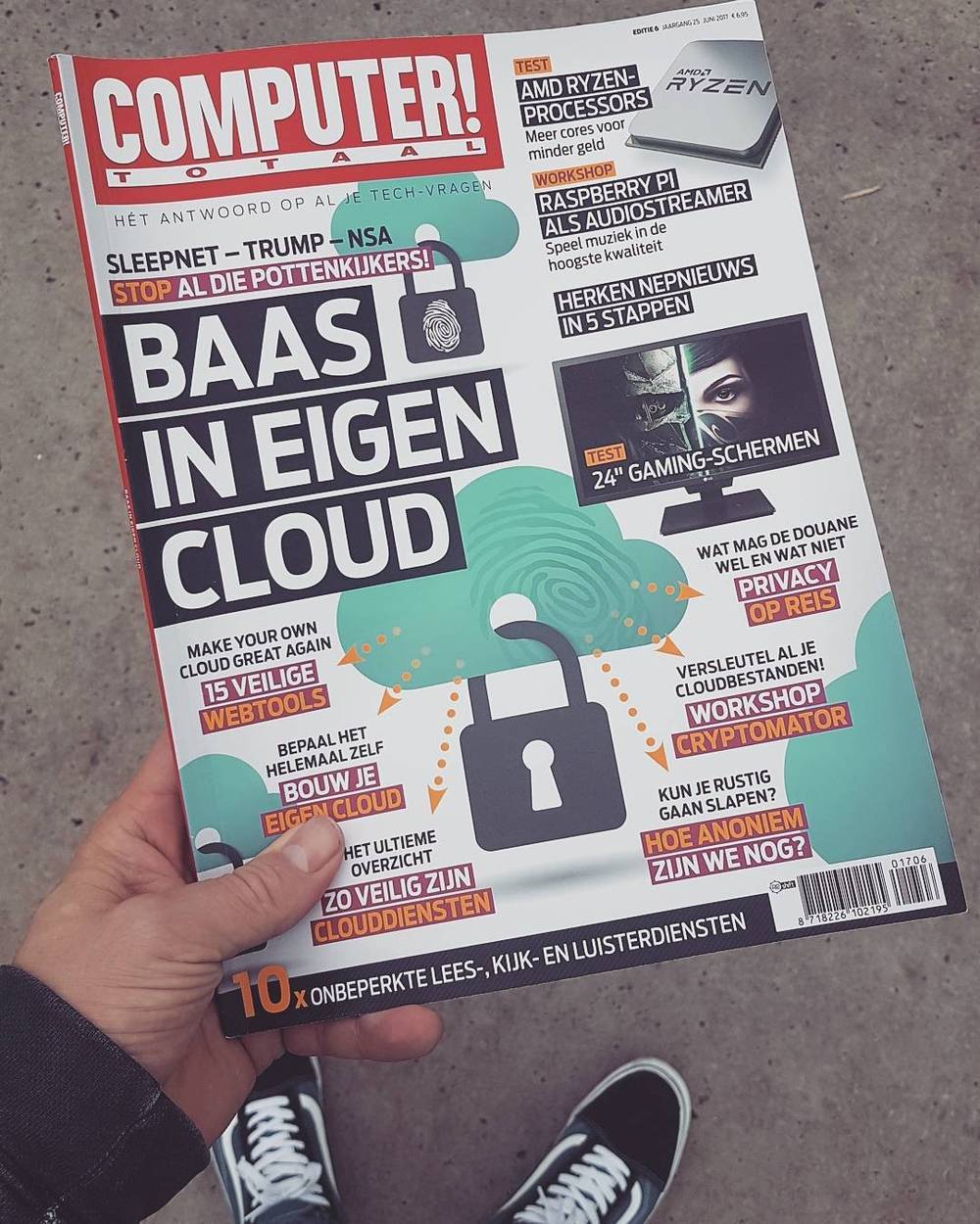 A Dutch computer magazine cover about building your own private cloud.