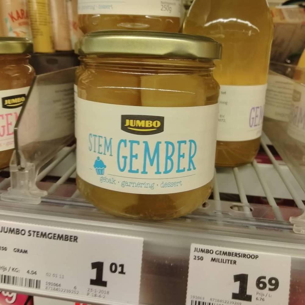 Supermarket shelf with jars of Jumbo 'Stemgember' ginger and price labels.