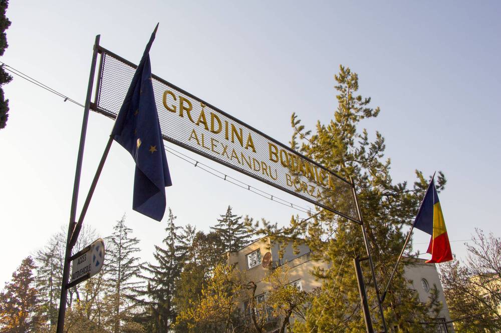 An entrance sign reads "Gradina Botanica Alexandru Borza" with EU and Romanian flags beside it.